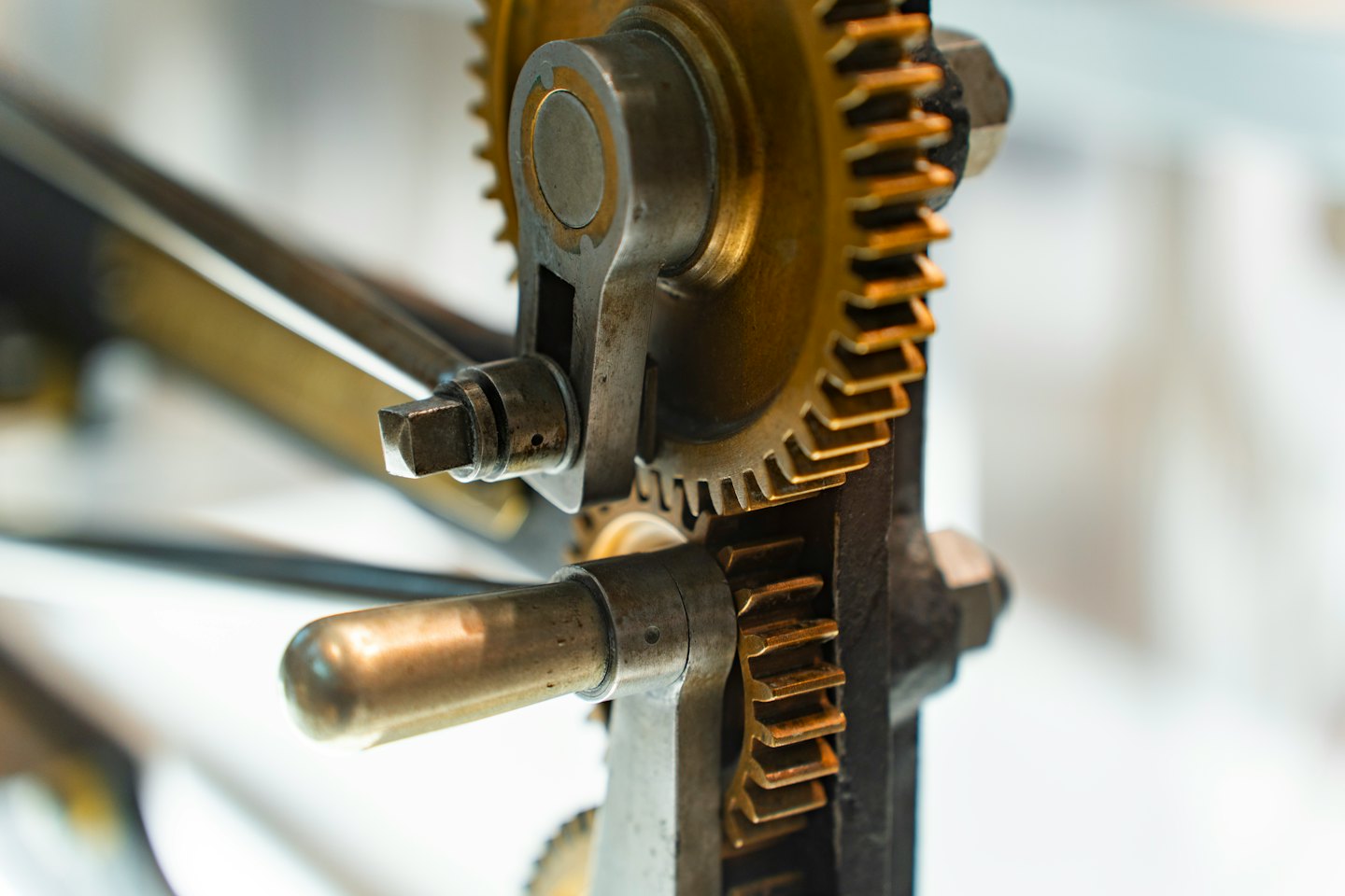 Feinmechanik aus Messing und Metall in einer Maschine.