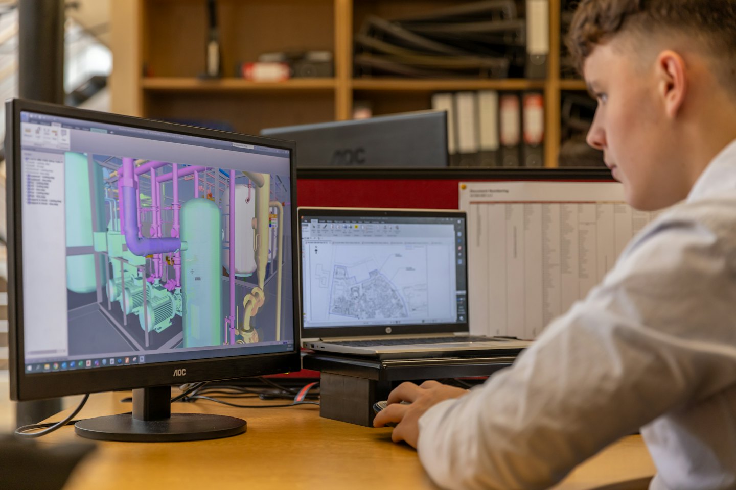 Designerin benutzt eine Computermaus, um an Industriedesigns zu arbeiten.