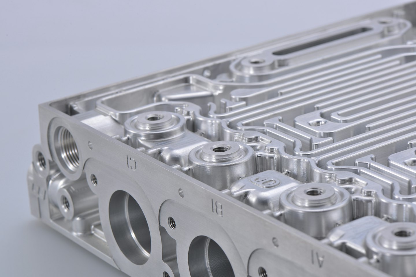 Präzisionsteil aus Aluminium mit inneren Kanälen.